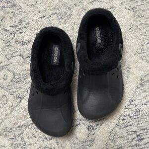 Crocs Blitzen Polar Clogs, size 8 women, size 6 men black lined enclosed heel